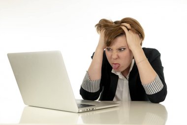 Genç güzel kırmızı saçlı Kafkas umutsuz, yorgun, boğulmuş ve öfkeli seyir onu laptop üzerinde çalışan iş kadın vurguladı. iş, fazla çalışma, son tarih ve teknoloji kavramı.