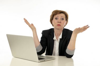 Genç güzel kırmızı saçlı Kafkas endişeli, yorgun, boğulmuş ve umutsuz seyir onu laptop üzerinde çalışan iş kadın vurguladı. iş, fazla çalışma, son tarih ve teknoloji kavramı.
