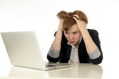 Genç güzel kırmızı saçlı Kafkas endişeli, yorgun, boğulmuş ve umutsuz seyir onu laptop üzerinde çalışan iş kadın vurguladı. iş, fazla çalışma, son tarih ve teknoloji kavramı.