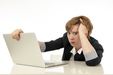 Genç güzel kırmızı saçlı beyaz iş kadını endişeli, yorgun, boğulmuş ve mutsuz arıyorum onu laptop çalışma bardaklarda vurguladı. iş, fazla çalışma, son tarih ve teknoloji kavramı.