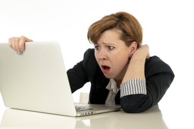 Genç güzel beyaz endişeli, yorgun, boğulmuş ve korkmuş seyir onu laptop üzerinde çalışan iş kadın vurguladı. İş, fazla çalışma, son tarih ve teknoloji kavramı.