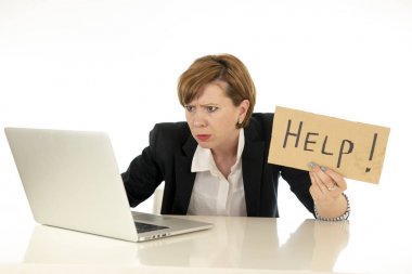 güzel genç kırmızı saçlı Kafkas yorgun ve iş Ofis Masası beyaz bir arka plan üzerinde bir yardım işareti tutarak onun bilgisayar üzerinde çalışan iş kadını hayal kırıklığına uğramış. Stres ve iş hayal kırıklığı kavramı