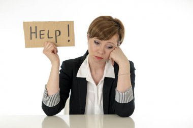genç güzel kırmızı saçlı beyaz iş kadını boğulmuş ve yardım işareti tutarak yorgun. Vurguladı baktığımızda, sinirli, üzgün ve işyerinde mutsuz sıkılmış. iş hayal kırıklığı kavramı.