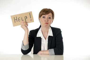 genç güzel kırmızı saçlı beyaz iş kadını boğulmuş ve yardım işareti tutarak yorgun. Vurguladı baktığımızda, sinirli, üzgün ve işyerinde mutsuz sıkılmış. iş hayal kırıklığı kavramı.
