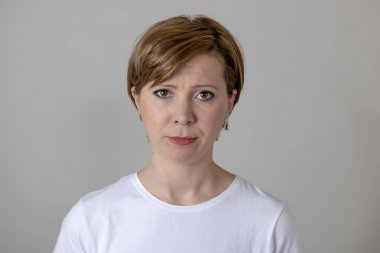 portre os kadar güzel bir genç kırmızı saçlı beyaz kadınla ciddi bir yüz kapatın. Güzel gözleri doğrudan kameraya bakıyor. İnsan yüz ifadeleri ve duygular. Gri arka planı