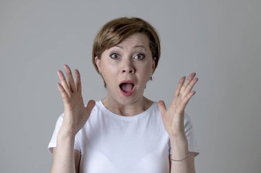 Güzel bir genç kırmızı saçlı beyaz kadınla sürpriz bir yüz portresi kapatın. Geniş gözler ve ağız ile hayret seyir çekici Bayan açın kameraya bakıyor. İfadeler kavramı