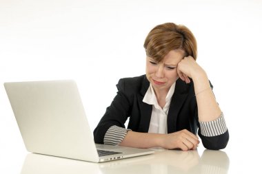 Üzülmüş onu laptop çalışan genç güzel kırmızı saçlı beyaz stresli iş kadın endişeli, yorgun ve boğulmuş. İş, fazla çalışma, son tarih ve teknoloji kavramı.