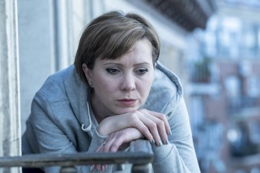 Balkonda evde umutsuz ve endişeli depresyon bakarak acı genç güzel yalnız kadın. başarısızlık, memnuniyetsizlik duygulara sahip. Yetişkin yaşam tarzı, ruh sağlığı kavramı