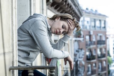 Çekici, kırmızı saçlı, mutsuz yalnız beyaz olan kadın kayıp ve çaresiz balkonda evde seyir depresyon. duygu intihar ve umutsuz depresyon ve ruh sağlığı kavramı