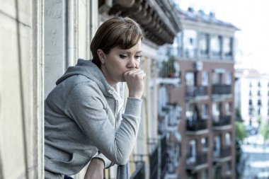 umutsuz, izole ve değersiz ev balkon sokakta bakıyordu duygu depresyon muzdarip genç çekici kırmızı saçlı kadın. depresyon ve anksiyete kavramı. kentsel arka plan