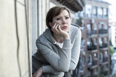 Balkonda evde umutsuz ve endişeli bakan genç güzel mutsuz depresif yalnız bir kadın. başarısızlık, memnuniyetsizlik duygulara sahip. Yetişkin yaşam tarzı sorunları, depresyon kavramı