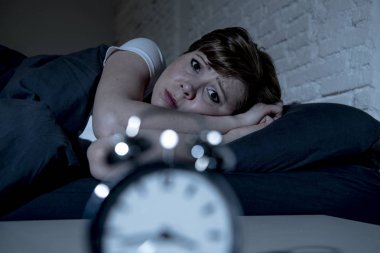 Uykusuzluk, kabuslar acı veya bozuklukları uyku uyumaya çalışıyor geceleri yatakta yatan genç çekici kırmızı saçlı beyaz bir kadın. bakıp vurguladı yorgun.