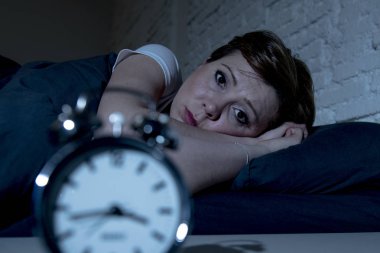 Uykusuzluk, kabuslar acı veya bozuklukları uyku uyumaya çalışıyor geceleri yatakta yatan genç çekici kırmızı saçlı beyaz bir kadın. bakıp vurguladı yorgun.