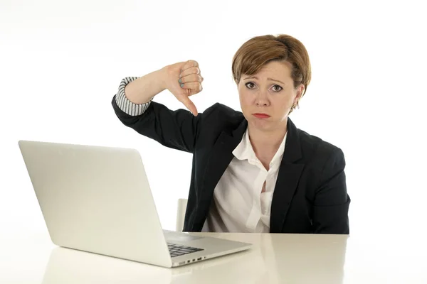 Jovem Cabelos Ruivos Caucasiano Estressado Mulher Negócios Trabalhando Seu Laptop — Fotografia de Stock