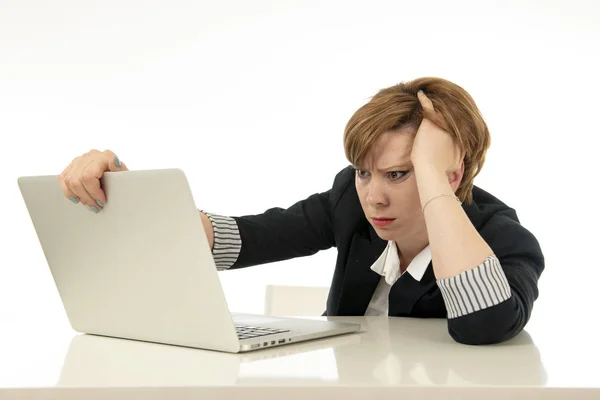 불행을 그녀의 노트북에서 비즈니스 우먼을 비즈니스과 — 스톡 사진