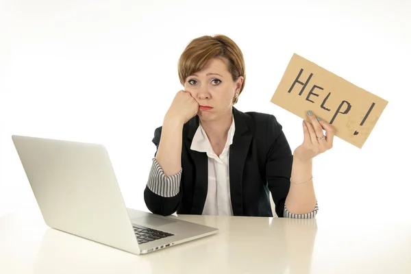 美丽的年轻的红头发的白种人疲惫和沮丧的商业妇女在她的电脑上拿着一个帮助标志在办公办公桌上的白色背景 压力和业务挫折概念 — 图库照片