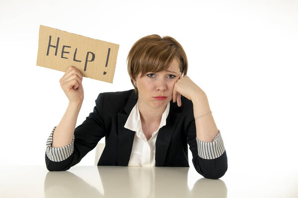 молодая красивая рыжеволосая кавказская деловая женщина подавлена и устала держать знак помощи. Выглядит напряженным, скучающим, разочарованным, расстроенным и несчастным на работе. Концепция разочарования бизнеса
.