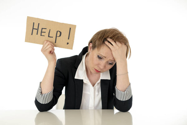 молодая красивая рыжеволосая белая деловая женщина подавлена и устала держать знак помощи. Выглядит напряженным, скучающим, разочарованным, расстроенным и несчастным на работе. Концепция разочарования бизнеса
.