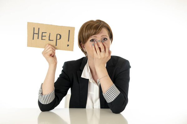 молодая красивая рыжеволосая кавказская деловая женщина подавлена и устала держать знак помощи. Выглядит напряженным, скучающим, разочарованным, расстроенным и несчастным на работе. Концепция разочарования бизнеса
.