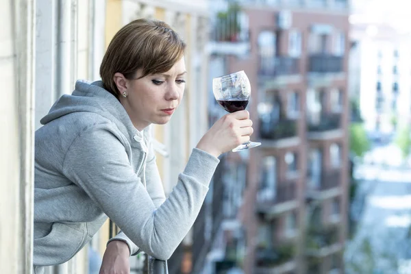 Bir Bardak Şarap Bir Balkonda Evde Tutan Depresyon Muzdarip Güzel — Stok fotoğraf