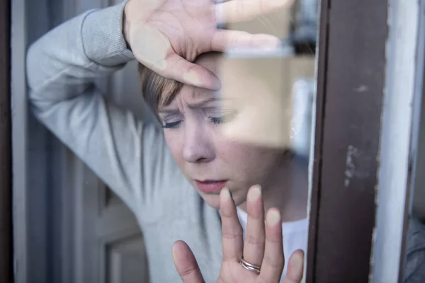 Giovane Bella Depresso Infelice Donna Caucasica Guardando Preoccupato Triste Attraverso — Foto Stock