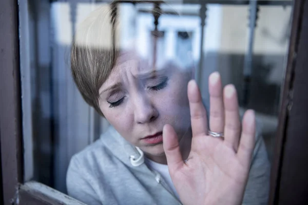 Fiatal Szép Nyomott Boldogtalan Kaukázusi Keresi Zaklató Szomorú Ablakon Otthon — Stock Fotó