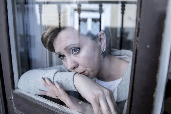Fiatal Szép Nyomott Boldogtalan Kaukázusi Keresi Zaklató Szomorú Ablakon Otthon — Stock Fotó