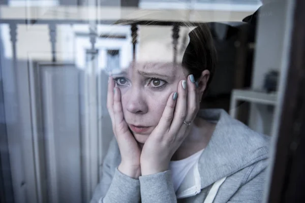 Joven Hermosa Deprimida Infeliz Mujer Caucásica Mirando Preocupado Triste Través — Foto de Stock