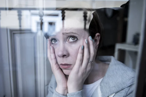 Молодая Красивая Депрессивная Несчастная Белая Женщина Выглядящая Обеспокоенной Грустной Окно — стоковое фото