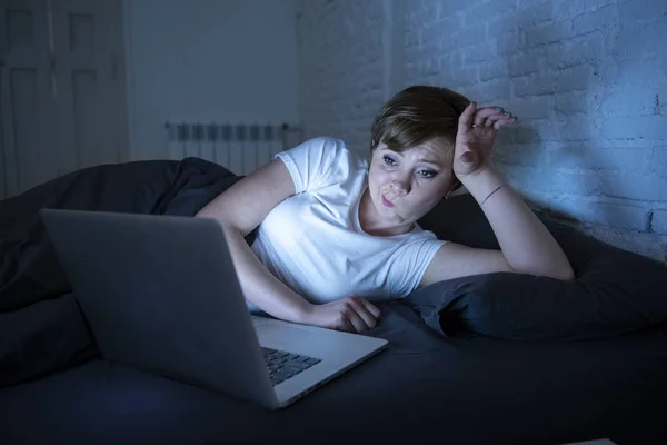 Jeune Femme Attrayante Caucasienne Rousse Accro Internet Qui Travaille Ennuyée — Photo