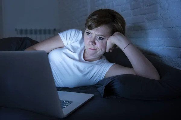 Jovem Bonita Caucasiana Ruiva Viciada Internet Mulher Trabalhando Entediado Sem — Fotografia de Stock