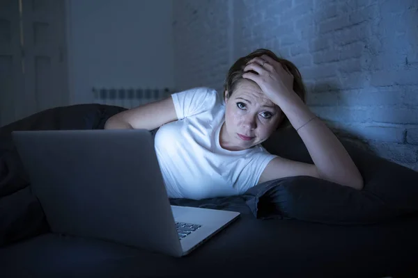 인터넷 그녀의 침실에서 침대에 그녀의 노트북에 어두운 방에서 불면증 — 스톡 사진