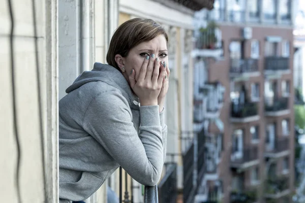 年轻迷人 不开心的孤独白种女人带着忧郁的心情 在阳台上看着忧伤的家 抑郁与精神健康女性观念的绝望与绝望 — 图库照片