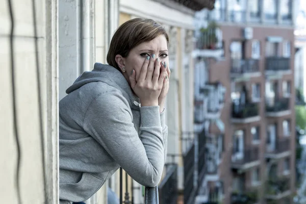 Jovem Atraente Ruiva Infeliz Mulher Caucasiana Solitária Com Depressão Olhando — Fotografia de Stock