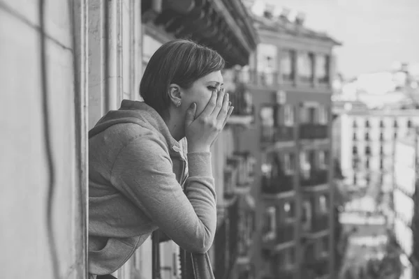 Молодая Привлекательная Рыжая Несчастная Одинокая Кавказка Депрессией Грустная Балконе Дома — стоковое фото