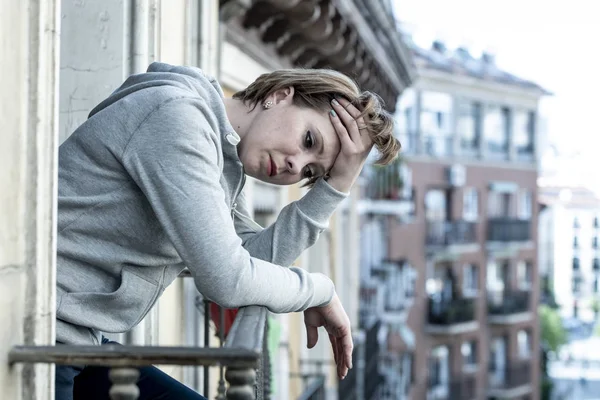 年轻迷人 不开心的孤独白种女人带着忧郁的心情 在阳台上看着忧伤的家 感到绝望和绝望 在抑郁症和生活方式生活问题的概念 — 图库照片