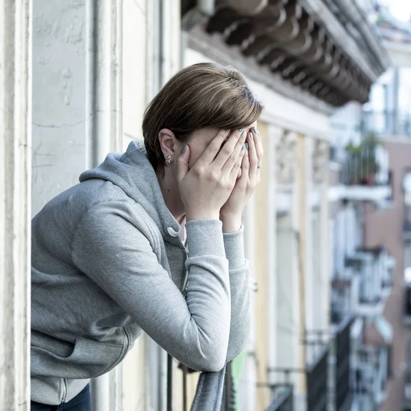 Ελκυστική Δυσαρεστημένοι Καυκάσιος Γυναίκα Που Πάσχουν Από Κατάθλιψη Νιώθοντας Απελπισμένη — Φωτογραφία Αρχείου