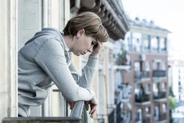 Молодая Привлекательная Несчастная Одинокая Одинокая Женщина Смотрит Вниз Безнадежно Балкон — стоковое фото