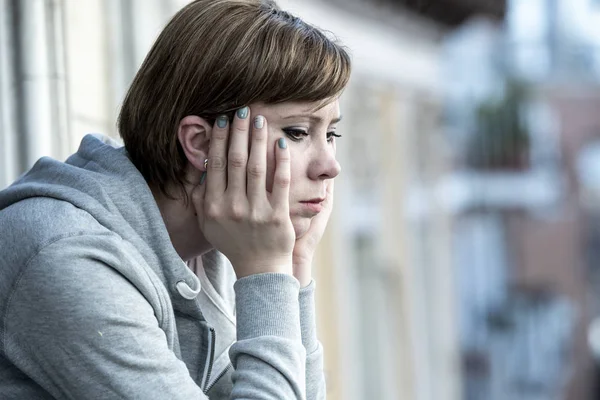 Jovem Bonita Infeliz Deprimida Mulher Solitária Olhando Sem Esperança Preocupado — Fotografia de Stock