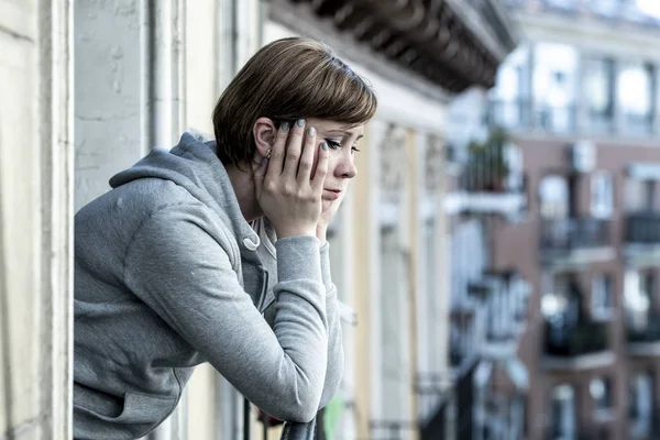 年轻美丽 不快乐 郁闷和孤独的白种女人在阳台上看着悲伤的家 有失败的感觉 成人生活方式问题 抑郁症概念 — 图库照片