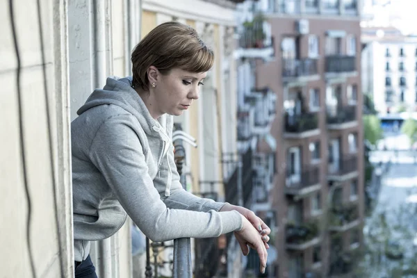 Молодая Красивая Несчастная Одинокая Одинокая Женщина Смотрит Безнадежно Беспокоится Балконе — стоковое фото