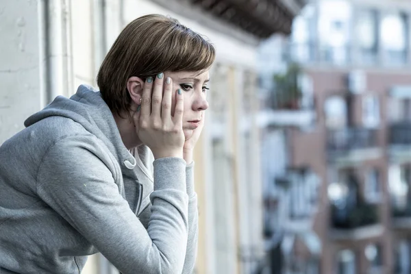 Fiatal Szép Boldogtalan Depressziós Magányos Kaukázusi Keresi Szomorú Erkélyen Otthon — Stock Fotó