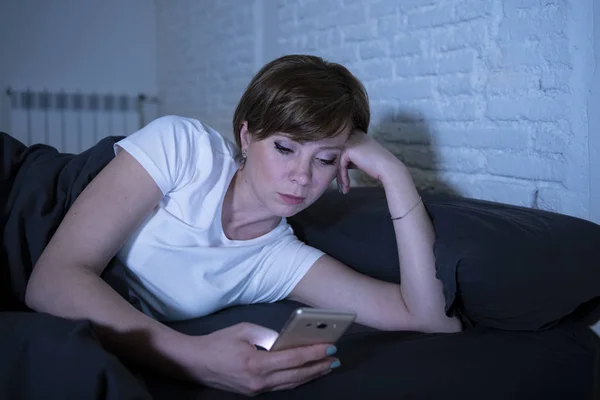 Jovem Mulher Atraente Acordado Tarde Noite Usando Telefone Inteligente Deitado — Fotografia de Stock