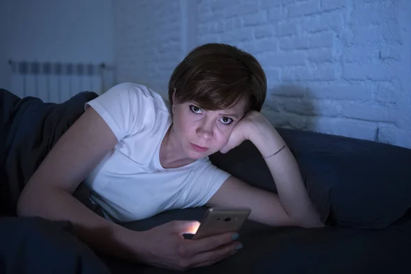 어두운 침실에 침대에 스마트 전화를 매력적인 인터넷 모바일 학대와 불면증 — 스톡 사진