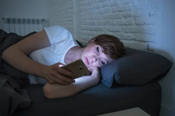 Mujer Atractiva Joven Despierta Tarde Noche Usando Teléfono Inteligente Acostado —  Fotos de Stock