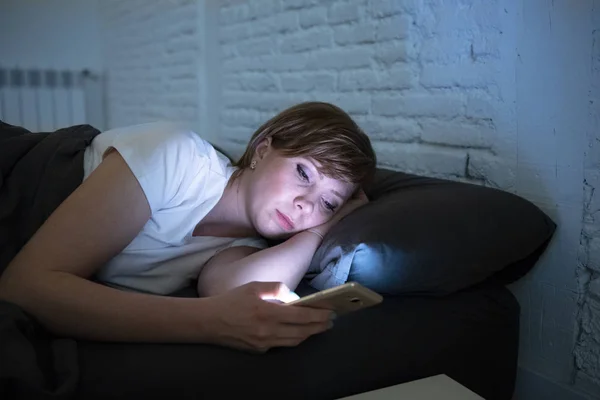 Mujer Atractiva Joven Despierta Tarde Noche Usando Teléfono Inteligente Acostado —  Fotos de Stock