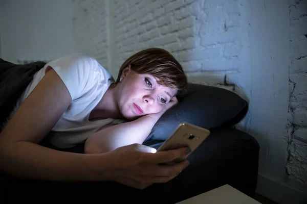 Jovem Mulher Atraente Acordado Tarde Noite Usando Telefone Inteligente Deitado — Fotografia de Stock