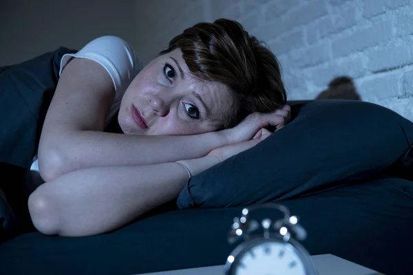 若い魅力的な赤い髪白人女性深夜不眠症 悪夢に苦しんで または睡眠障害睡眠しようとすると ベッドで横になっています ストレスし — ストック写真