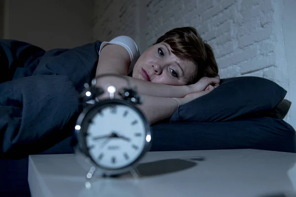 Mulher Branca Cabelos Vermelhos Atraente Jovem Deitada Cama Tarde Noite — Fotografia de Stock