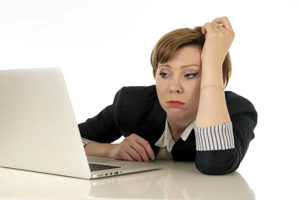 Jovem Bela Caucasiana Estressado Mulher Negócios Trabalhando Seu Laptop Olhando Imagem De Stock